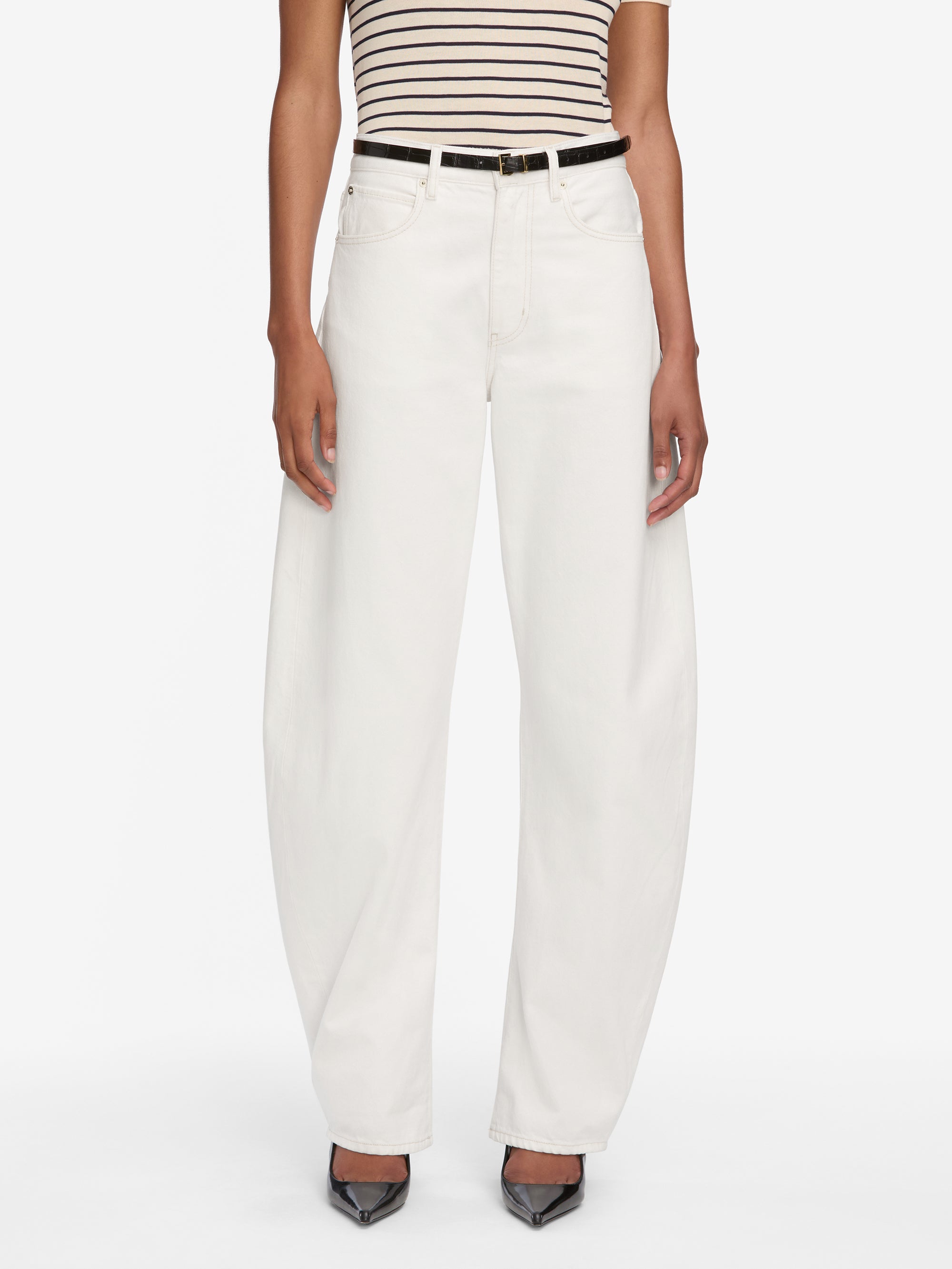 【新品未使用】eLLa／curve denim (white) Ella Denim Shorts With Side Slits - Optic White White | NYDJ