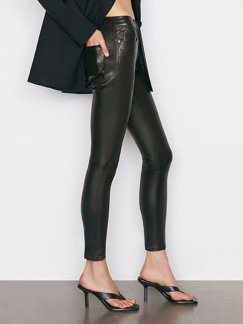 Le Skinny De Jeanne Leather Pant in Washed Black – FRAME